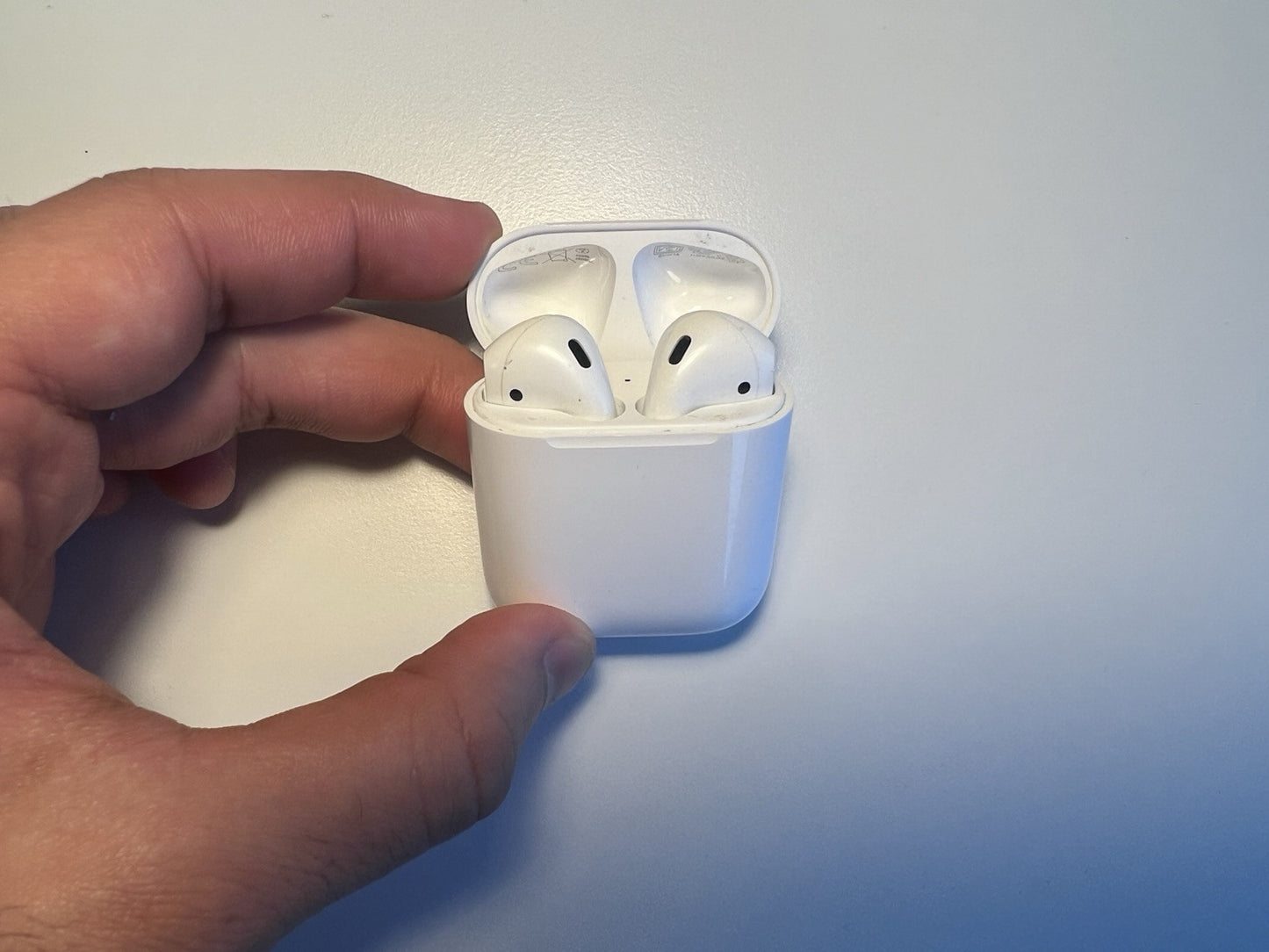 Apple AirPods 2. Generation mit Ladecase - Weiß